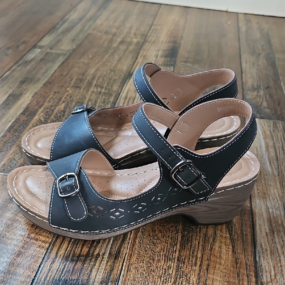 Patrizia Women's Platform Black Vegan Leather Sandals. Size 8